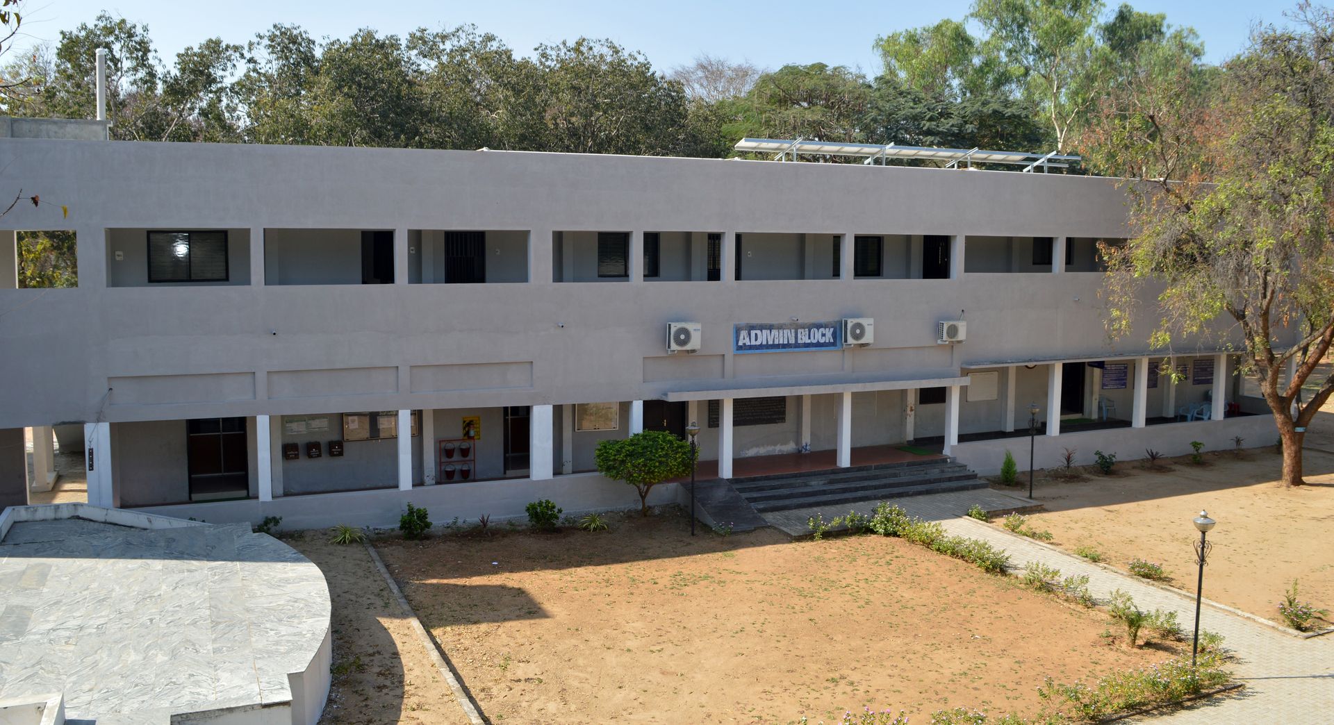 Mazharul Uloom College admin block in Ambur